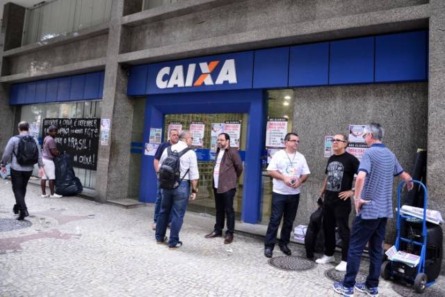 Bancários do Rio param agências em dia de vitória contra transformação da Caixa em S/A