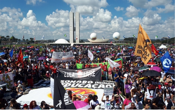Atos contra cortes de Bolsonaro na educação e contra a reforma reúne 1,5 milhão em 204 cidades