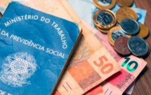 Vencedor do Prêmio Nobel demonstrou que elevar salário mínimo não significa menos emprego