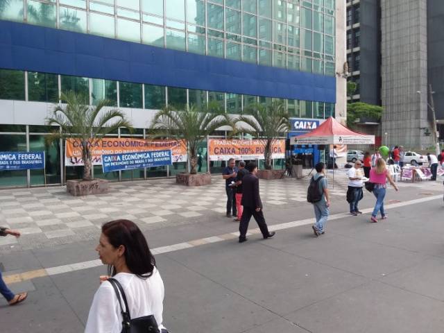 Empregados da Caixa protestam em todo o Brasil