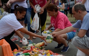 Mais pobres se endividam para comprar comida e pagar contas, enquanto ricos para empreender