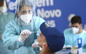 Casos de covid-19 voltam a acelerar no Brasil; em 30 dias, média móvel subiu 33%
