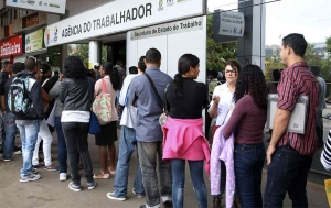 Emprego bancário reduz pelo quarto mês seguido