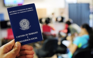 Com mais trabalhadores sem carteira e queda na renda, taxa de desemprego recua