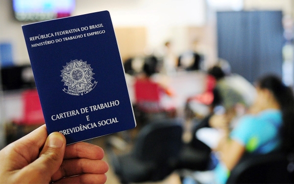 Com mais trabalhadores sem carteira e queda na renda, taxa de desemprego recua