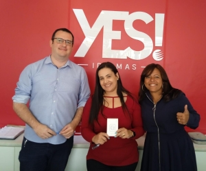 Bancária do Itaú é sorteada e ganha Smartwatch da Yes! Idiomas, parceira do Sindicato