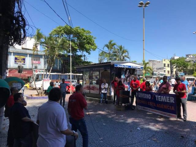 SindBaixada realiza ato no Centro de Duque de Caxias em defesa da Caixa 100% pública