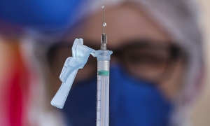 Existe medida eficaz contra a covid atualmente? Imunologista indica vacinação em dia
