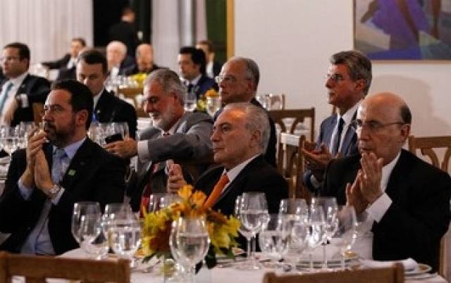 Temer propõe 40 anos de contribuição para aposentadoria integral