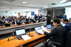 Senado começa a discutir reforma tributária