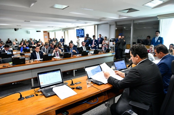 Senado começa a discutir reforma tributária