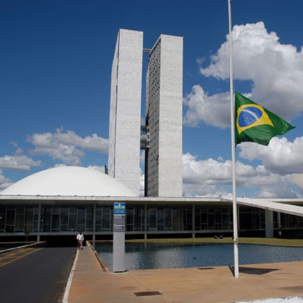 Empregados da Caixa vão pressionar senadores