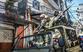 Intervenção no Rio: moradores das favelas são os que mais sofrerão