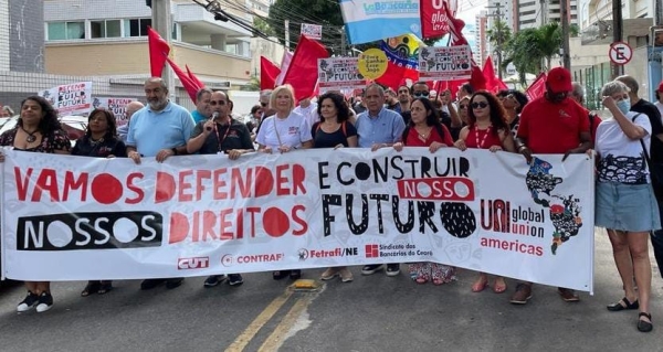 Participantes da UNI Américas fazem ato de apoio aos bancos públicos