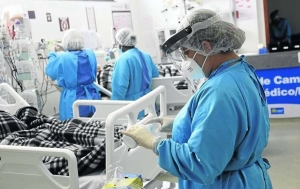 Covid: média móvel de casos volta a crescer. Máscaras e vacina no radar