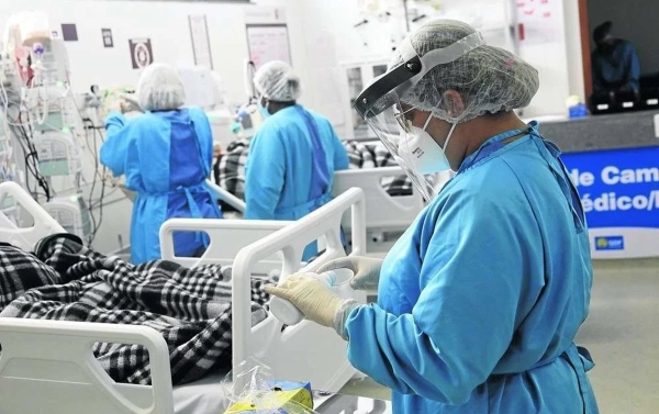 Covid: média móvel de casos volta a crescer. Máscaras e vacina no radar