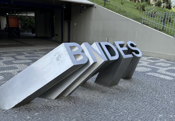 Negociações avançam, mas impasse sobre regime híbrido persiste no BNDES